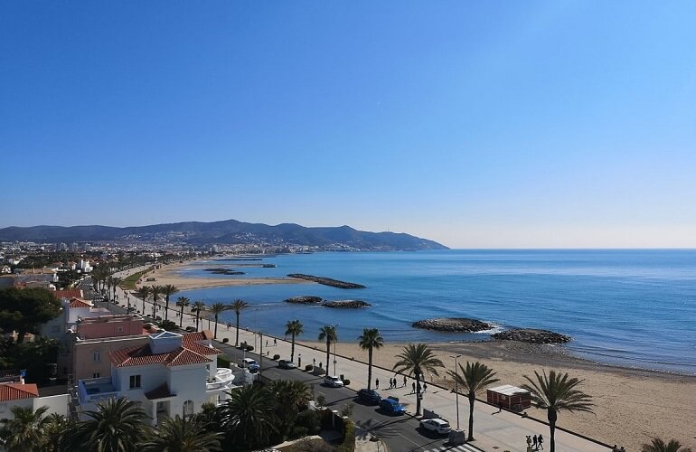 Sitges_Calida-retreats-1 (1) Retreat‑Urlaub mit Yoga am Meer – entspannende Abendpraxis mit Meeresrauschen