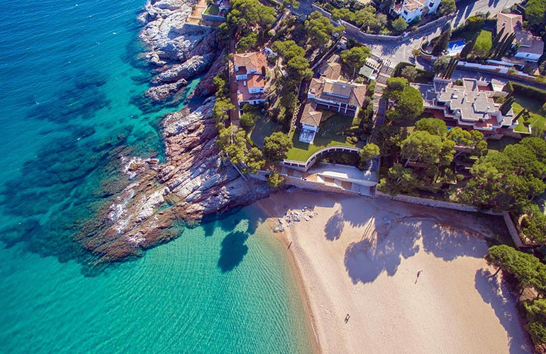 Retreat‑Urlaub mit Yoga am Meer – sanfte Morgenyoga‑Session am Strand